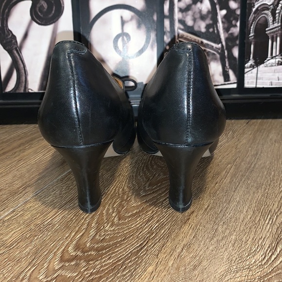 Earthies Mezzi Black Leather Heels - Picture 3 of 7